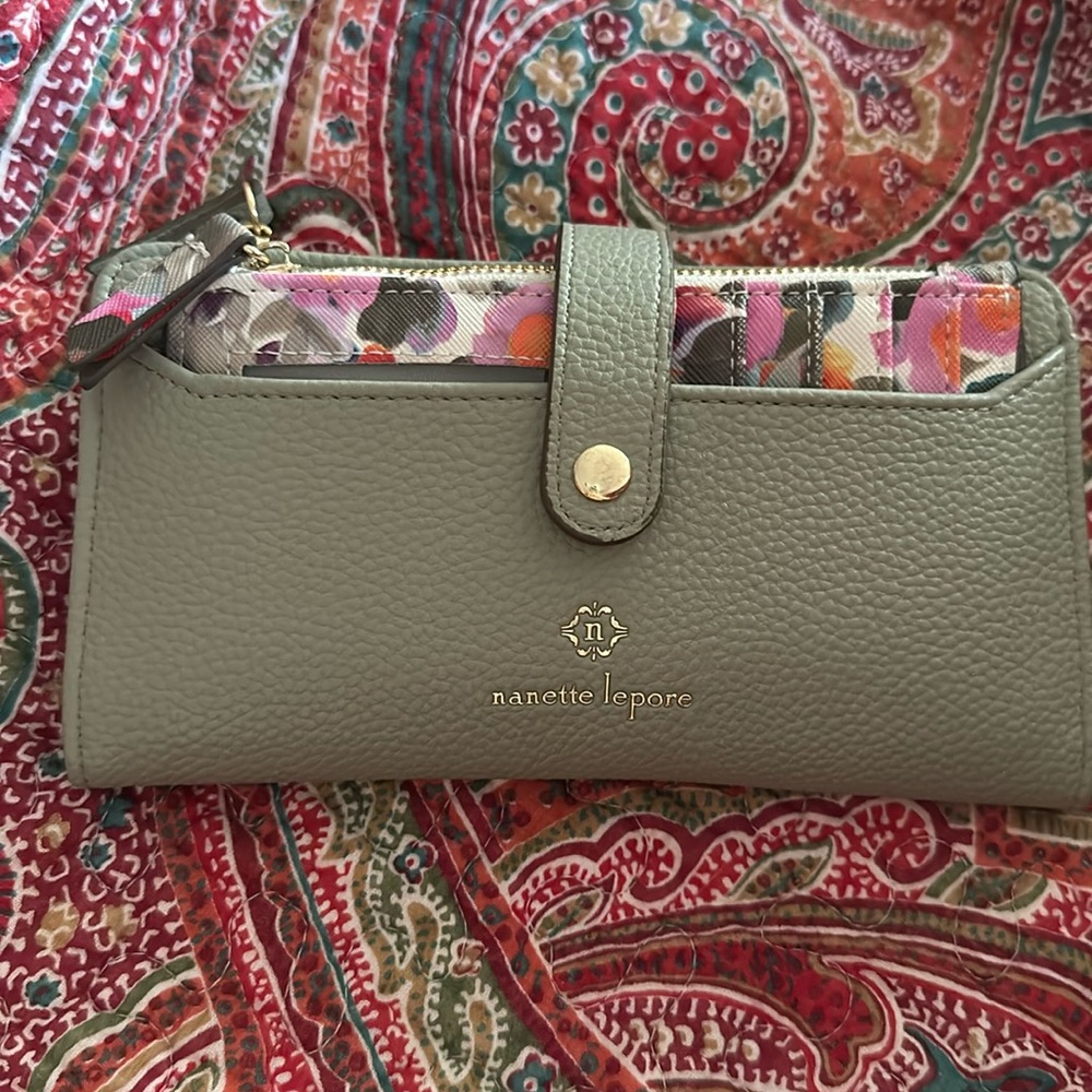 Olive wallet with floral insert